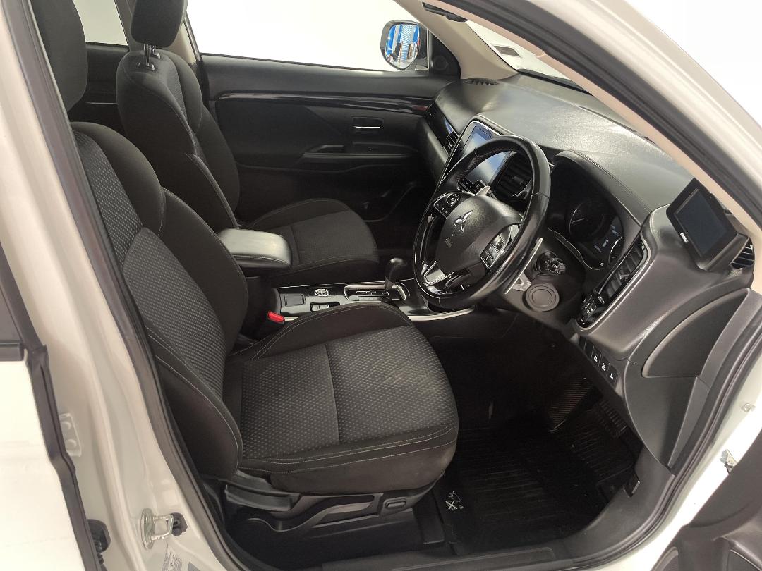 Photo '16' of Mitsubishi Outlander