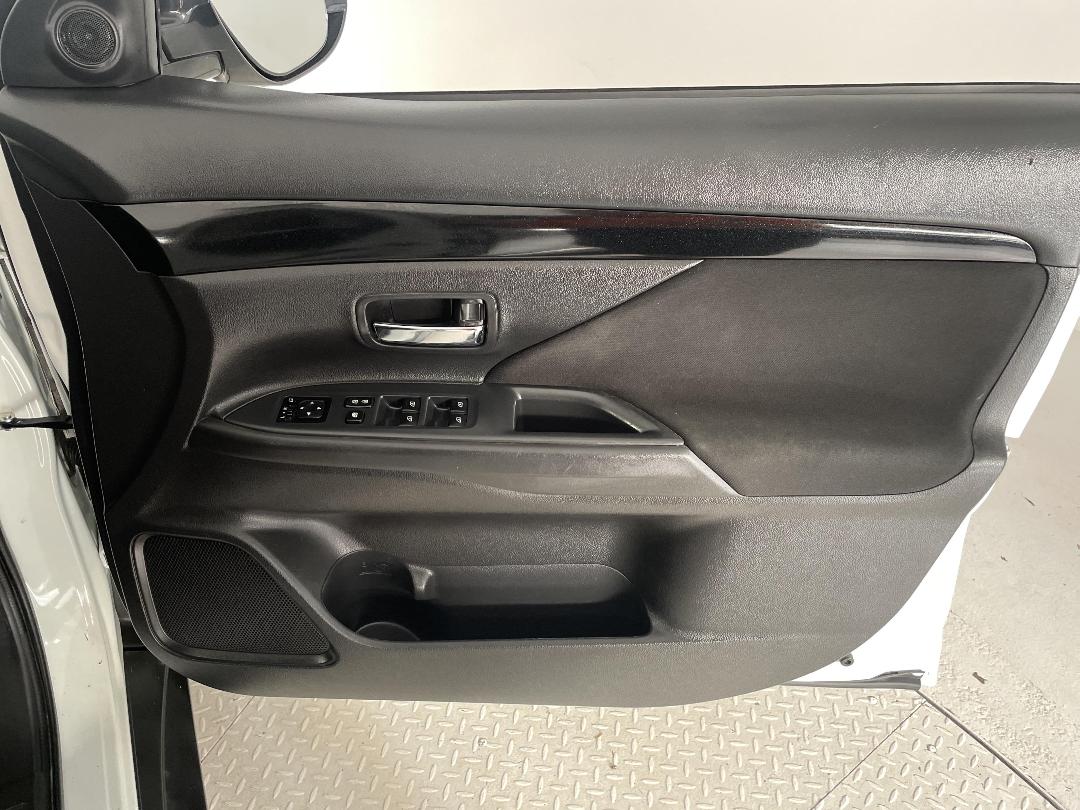 Photo '15' of Mitsubishi Outlander