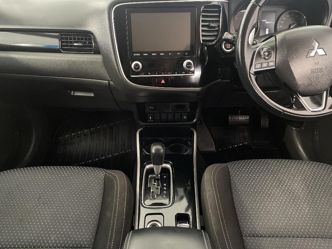 Photo '18' of Mitsubishi Outlander