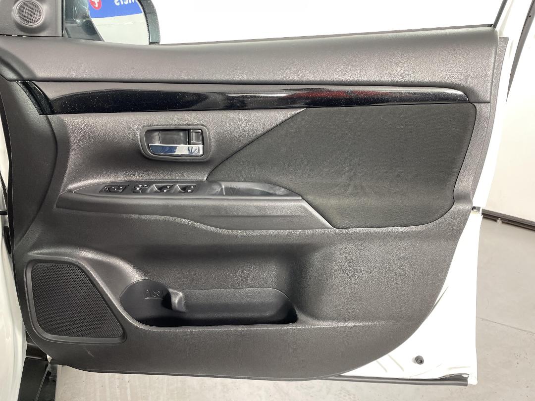 Photo '15' of Mitsubishi Outlander