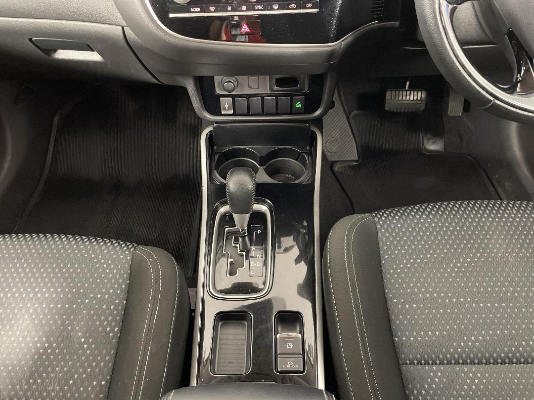 Photo '18' of Mitsubishi Outlander