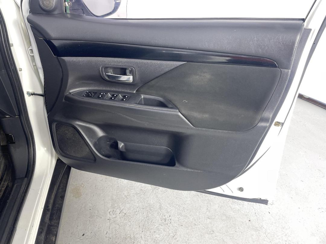 Photo '15' of Mitsubishi Outlander Photo '15' of Mitsubishi Outlander