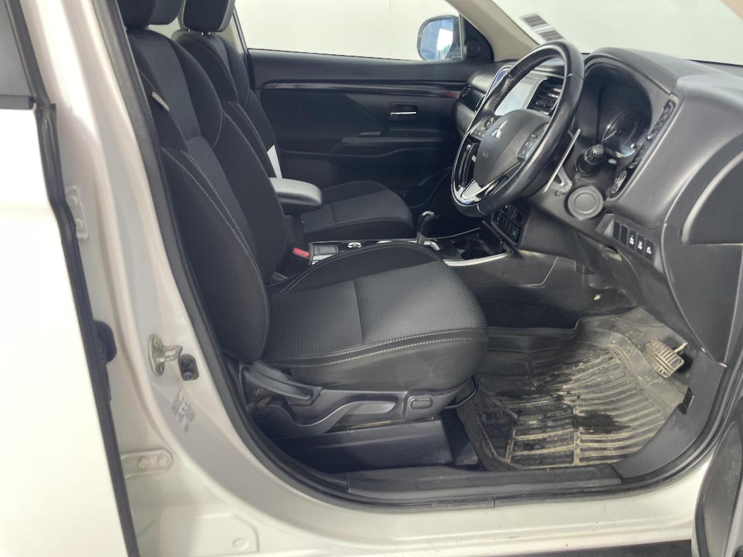 Photo '16' of Mitsubishi Outlander Photo '16' of Mitsubishi Outlander