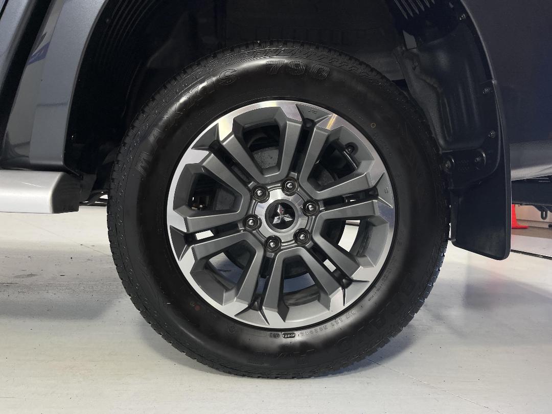 Photo '11' of Mitsubishi Triton