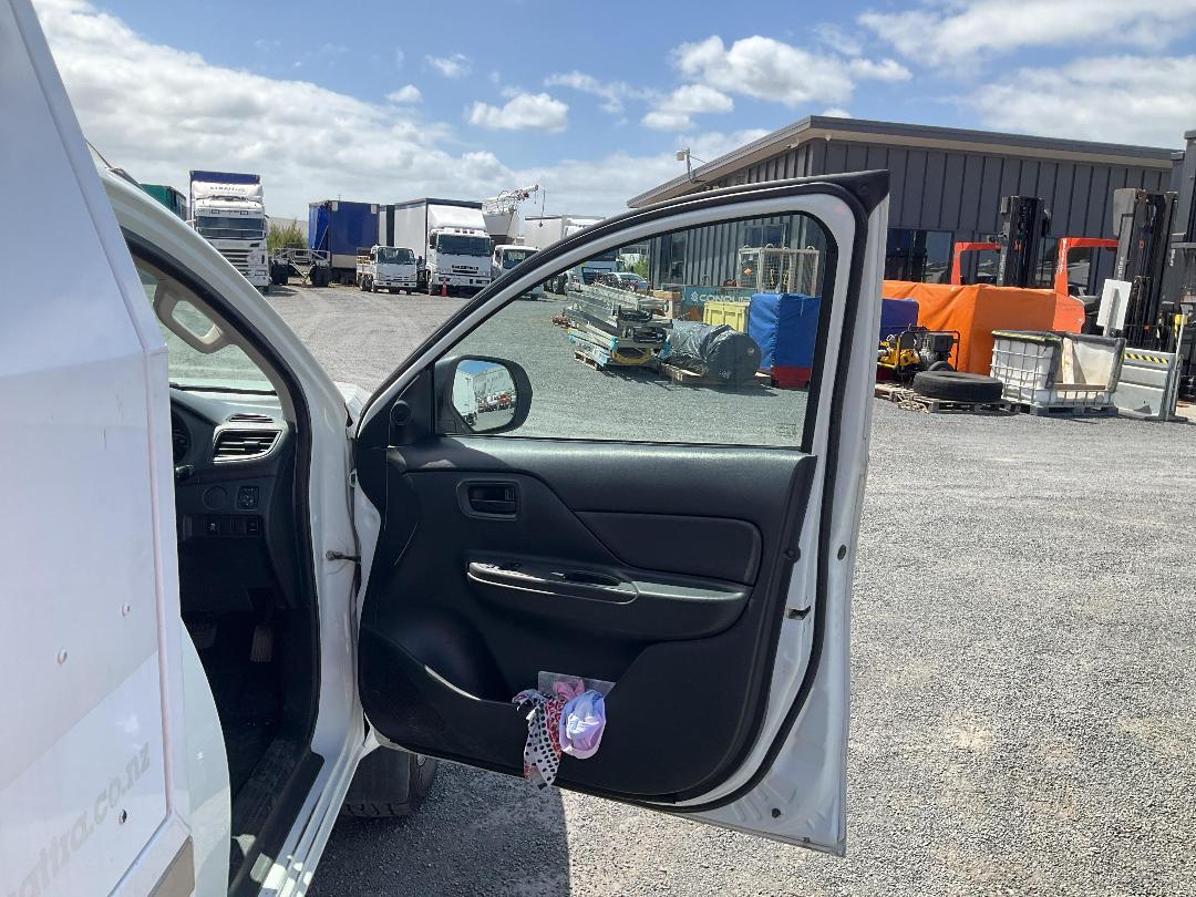 Photo '15' of Mitsubishi Triton