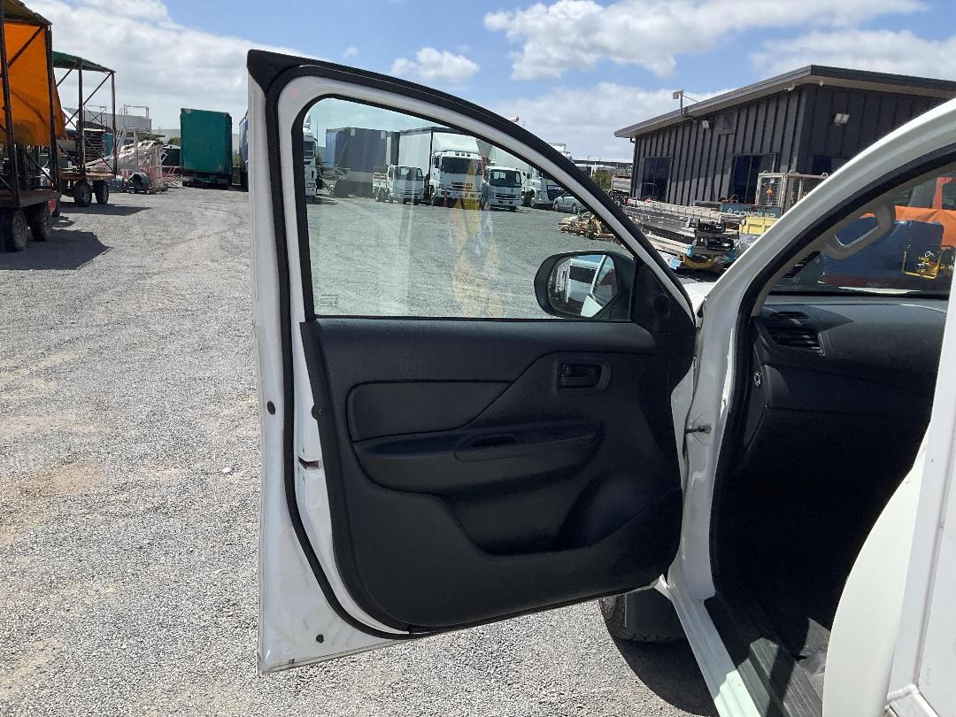 Photo '19' of Mitsubishi Triton