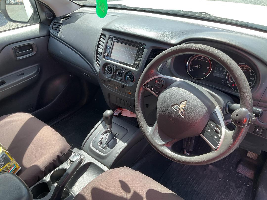 Photo '18' of Mitsubishi Triton