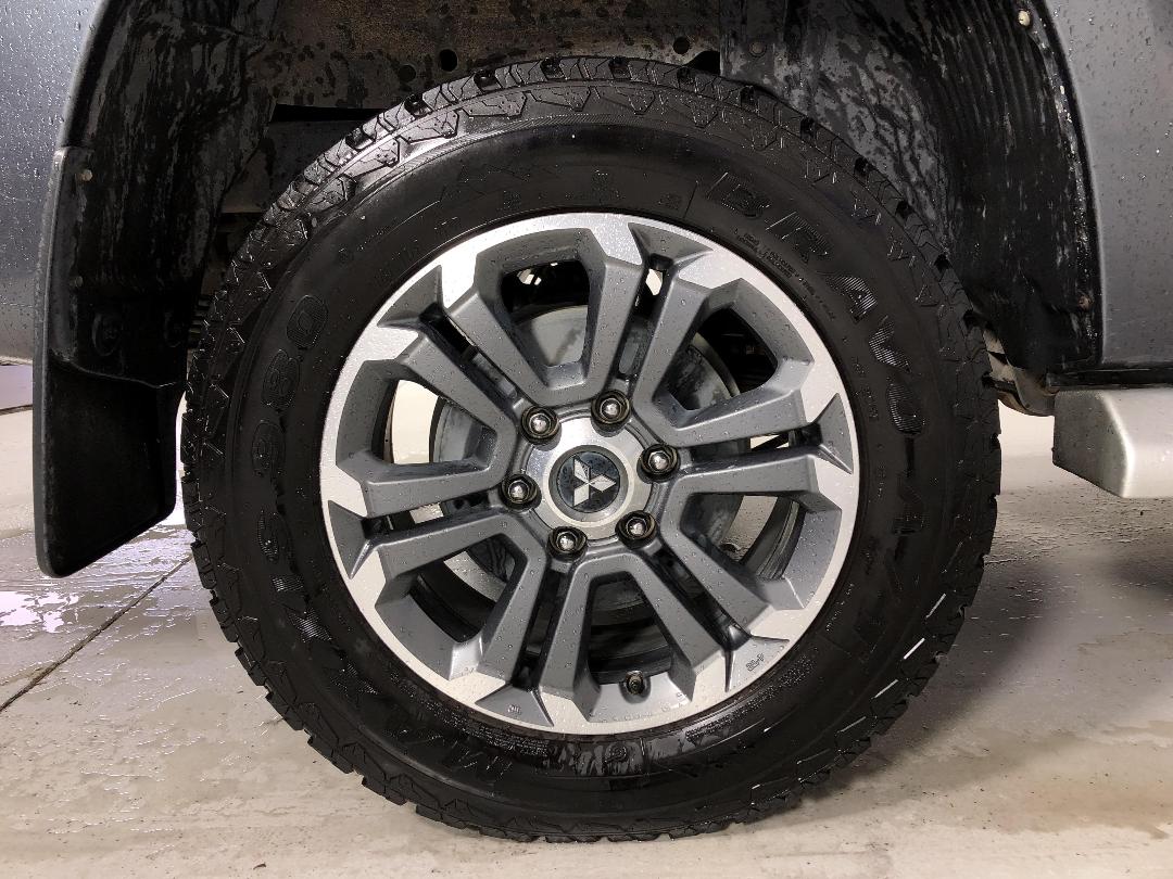 Photo '12' of Mitsubishi Triton