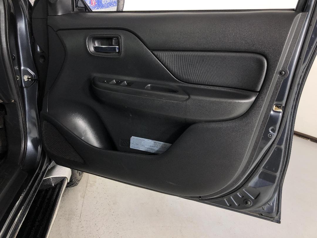 Photo '15' of Mitsubishi Triton