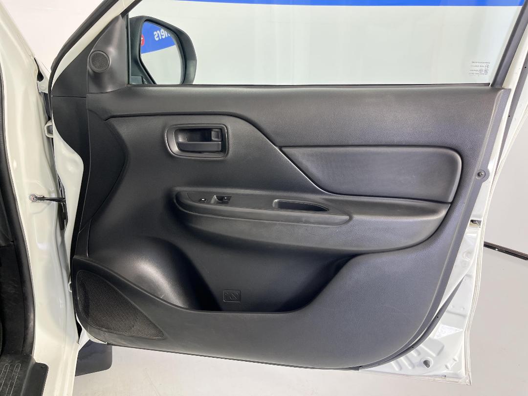 Photo '15' of Mitsubishi Triton Photo '15' of Mitsubishi Triton