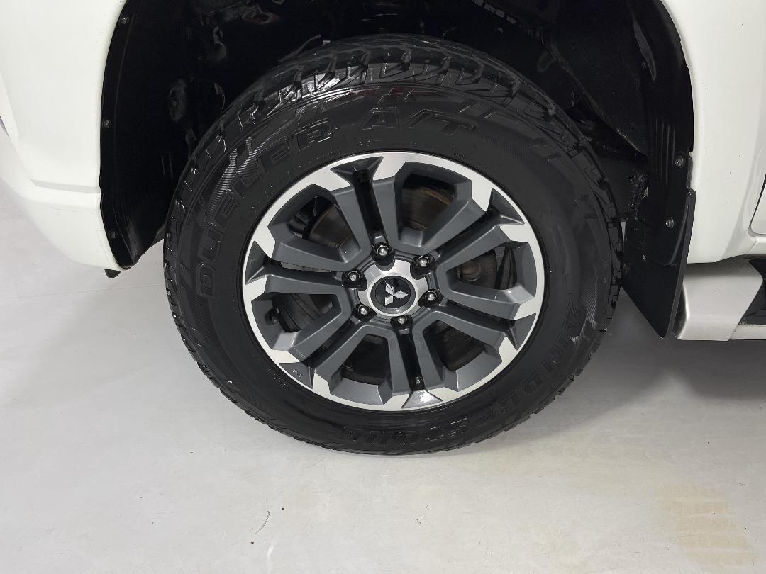 Photo '10' of Mitsubishi Triton