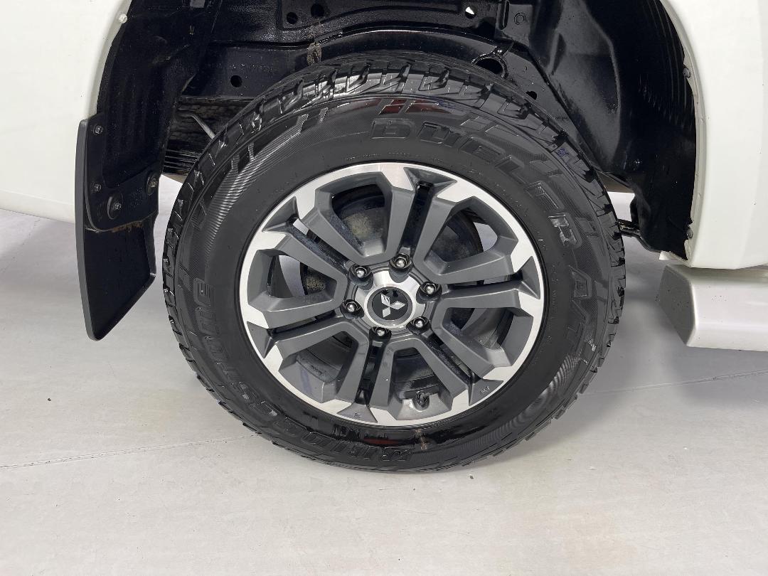 Photo '12' of Mitsubishi Triton