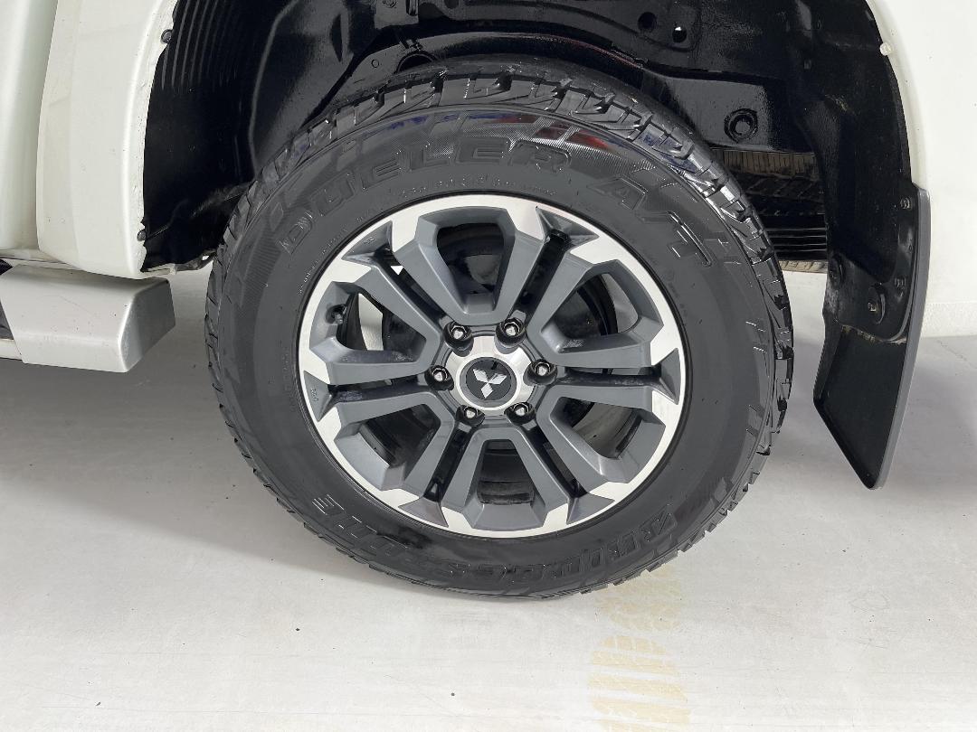 Photo '11' of Mitsubishi Triton