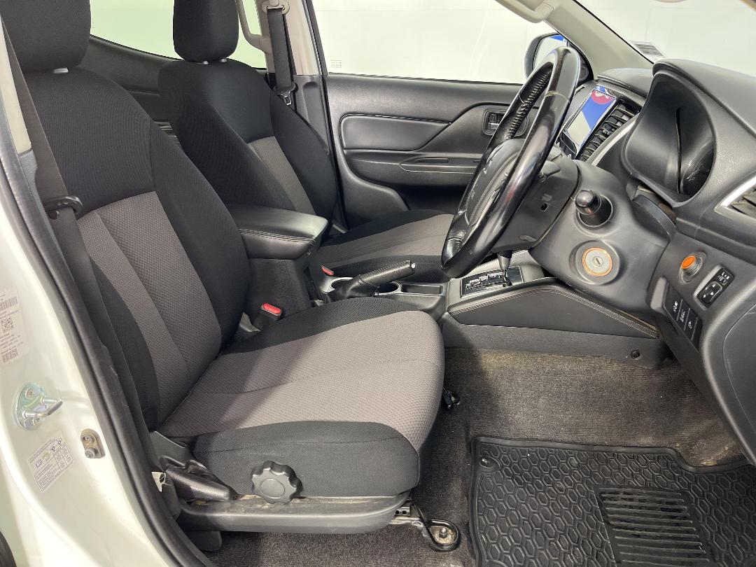 Photo '16' of Mitsubishi Triton