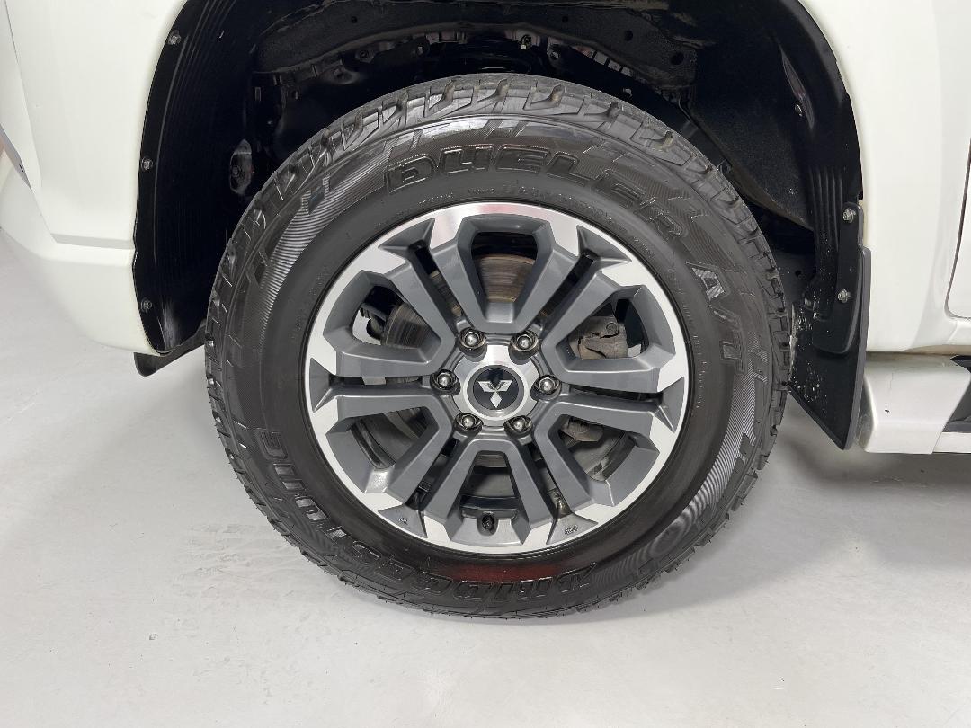 Photo '10' of Mitsubishi Triton