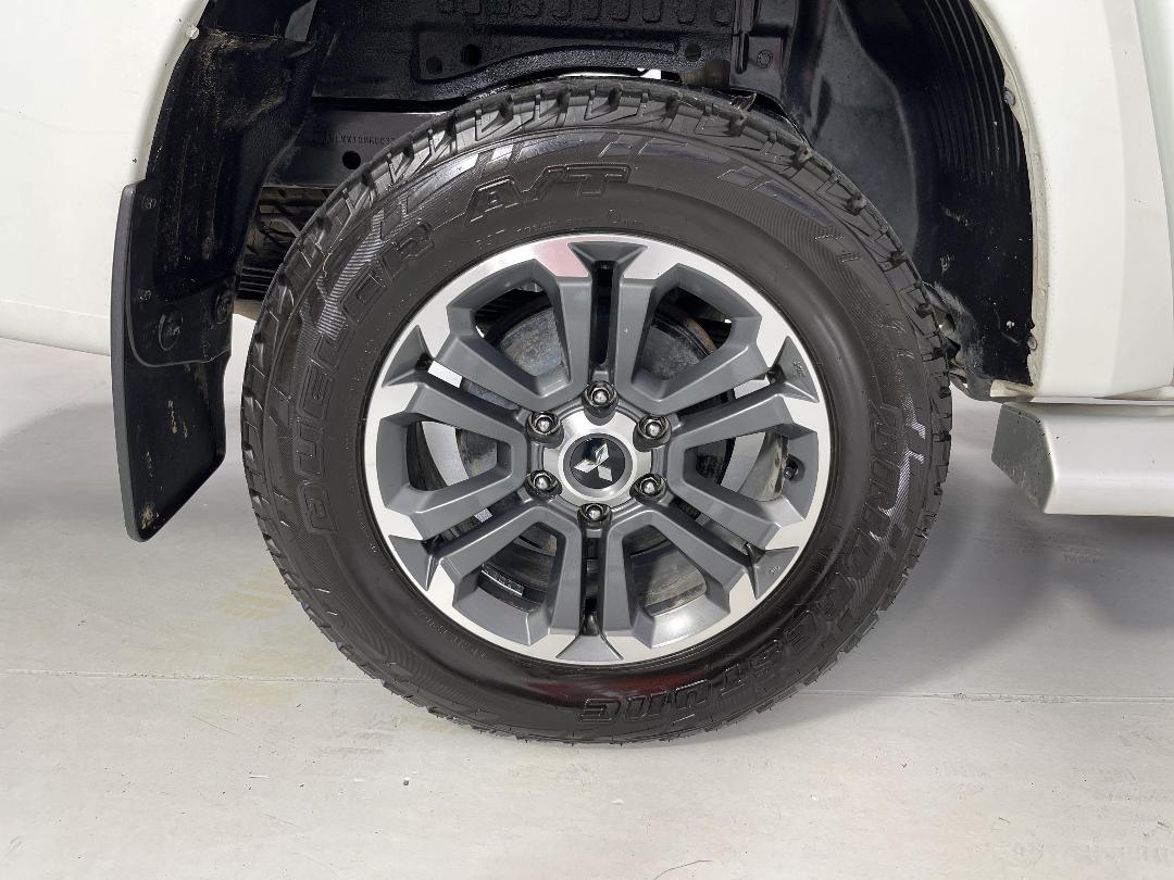 Photo '12' of Mitsubishi Triton