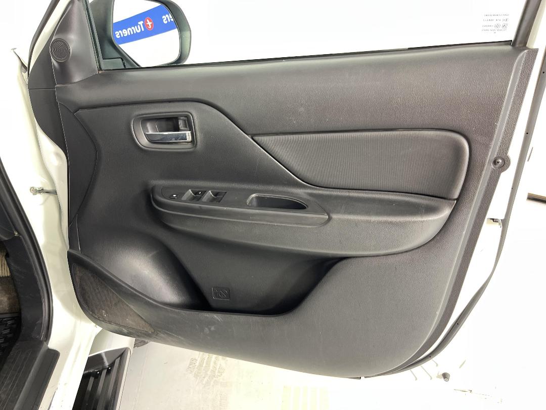 Photo '15' of Mitsubishi Triton