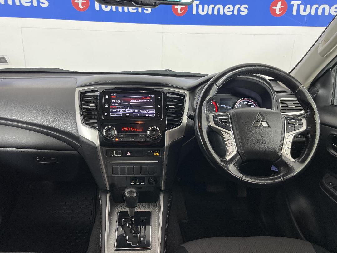 Photo '17' of Mitsubishi Triton