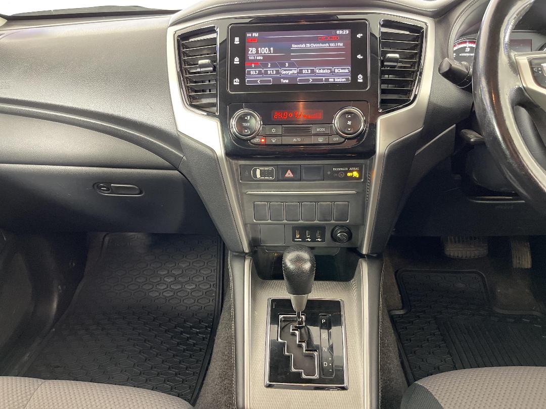 Photo '18' of Mitsubishi Triton