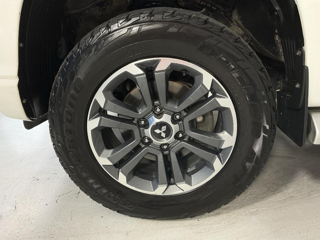 Photo '10' of Mitsubishi Triton