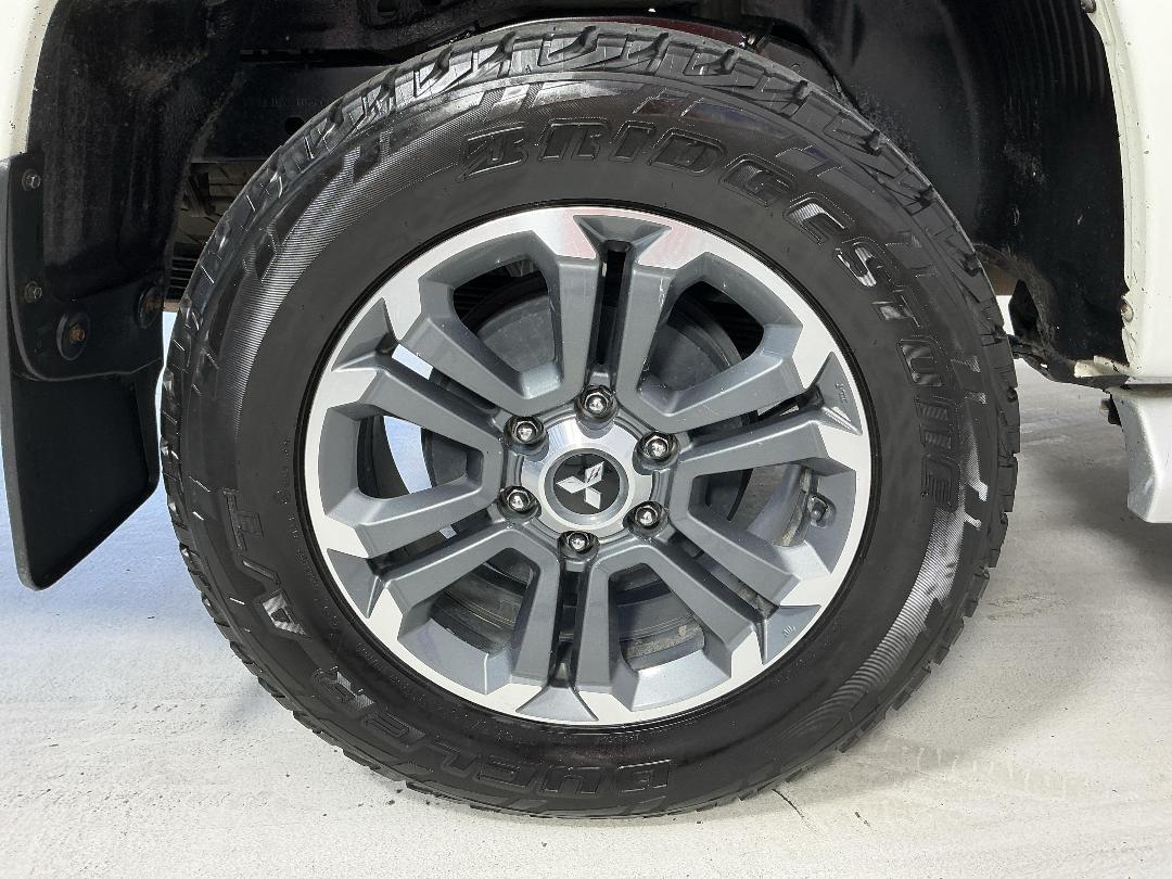 Photo '12' of Mitsubishi Triton