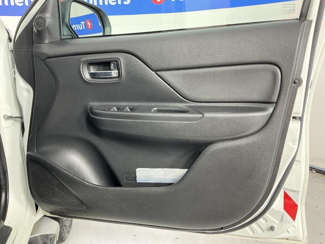 Photo '15' of Mitsubishi Triton