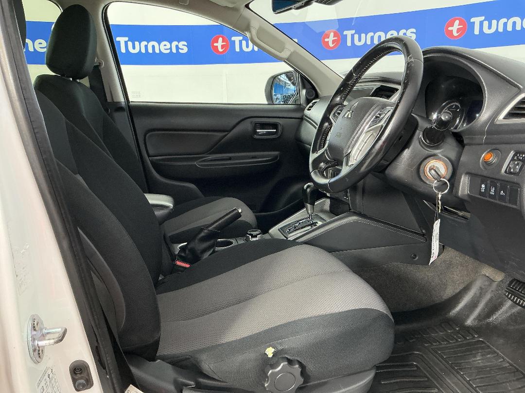 Photo '16' of Mitsubishi Triton