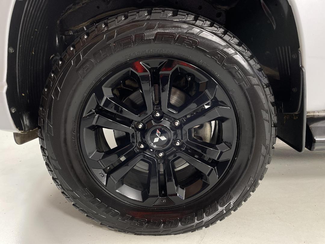 Photo '10' of Mitsubishi Triton