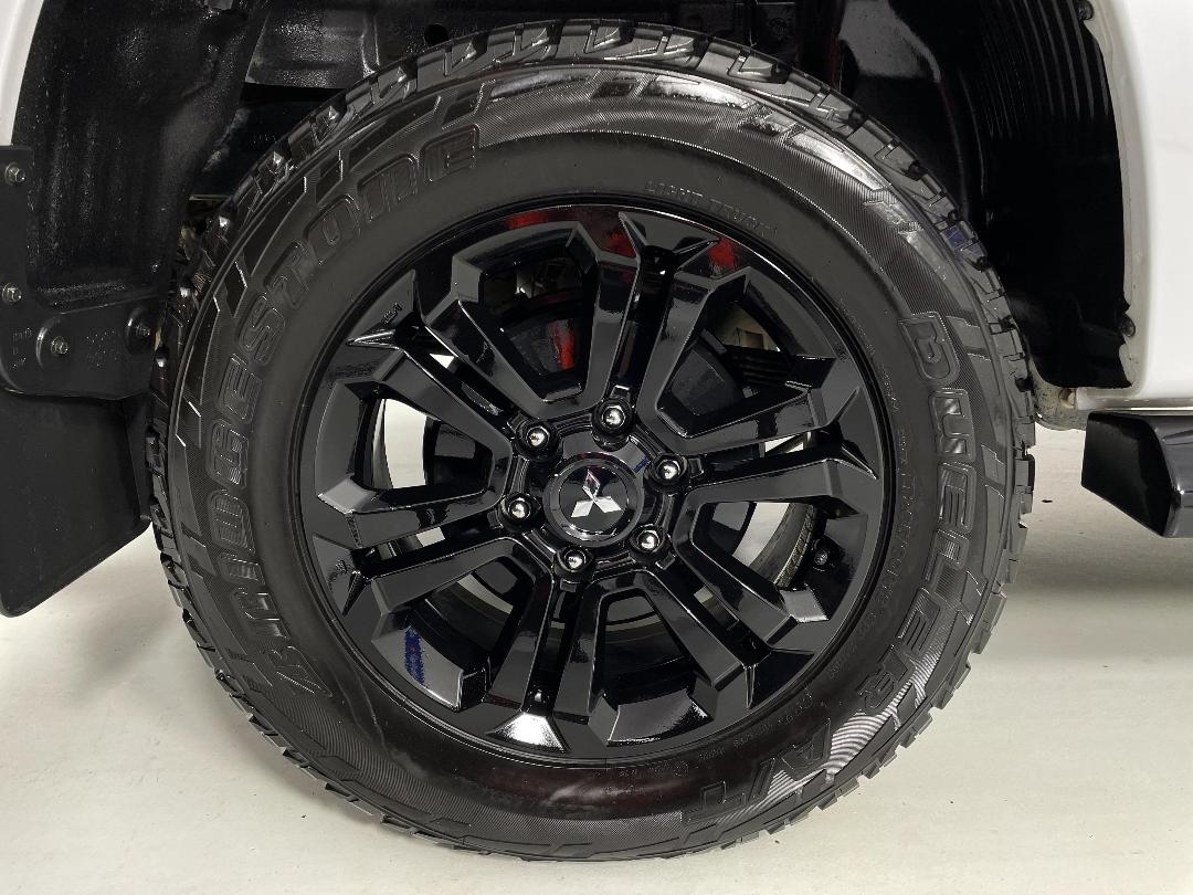 Photo '12' of Mitsubishi Triton