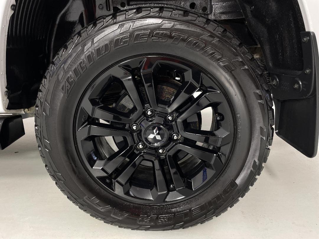 Photo '11' of Mitsubishi Triton