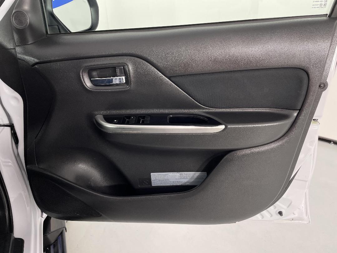 Photo '15' of Mitsubishi Triton