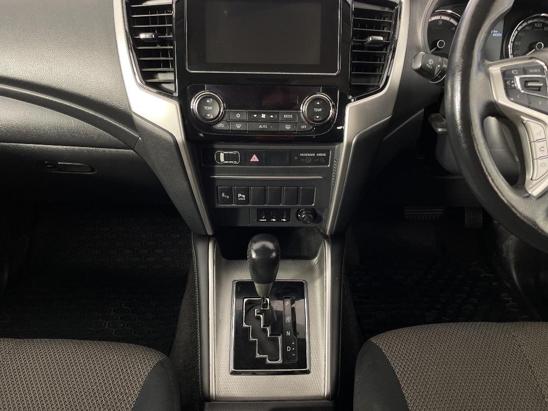 Photo '18' of Mitsubishi Triton