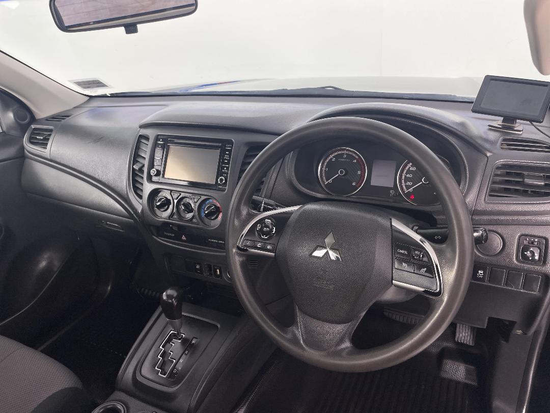 Photo '17' of Mitsubishi Triton