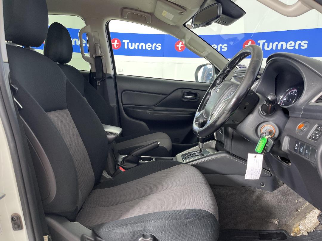 Photo '16' of Mitsubishi Triton