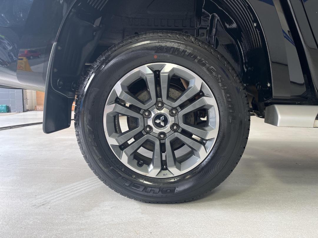 Photo '12' of Mitsubishi Triton