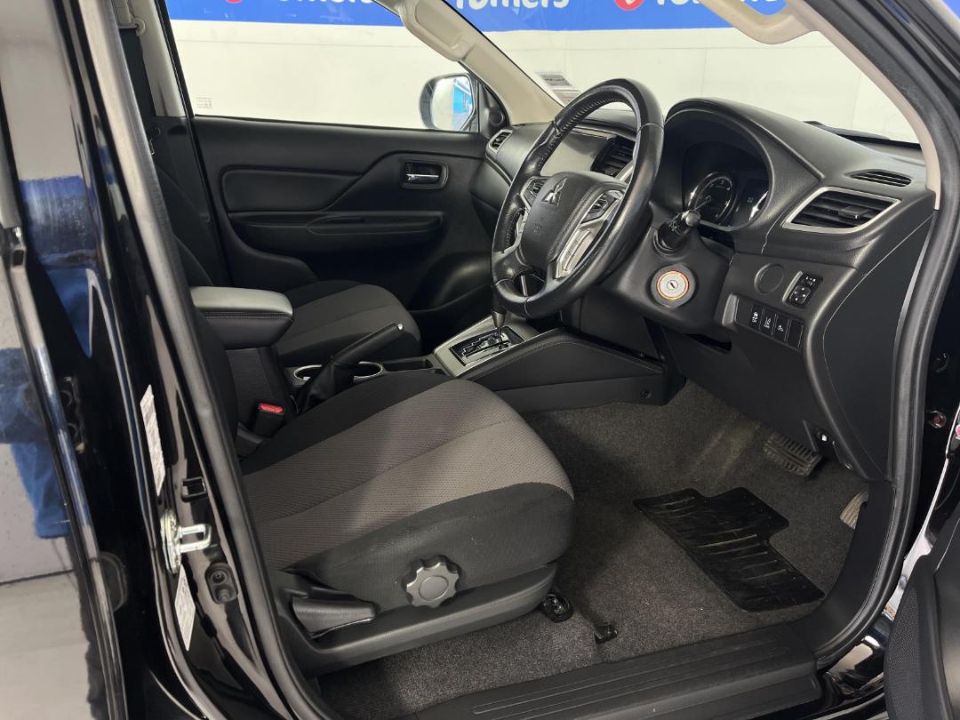 Photo '16' of Mitsubishi Triton