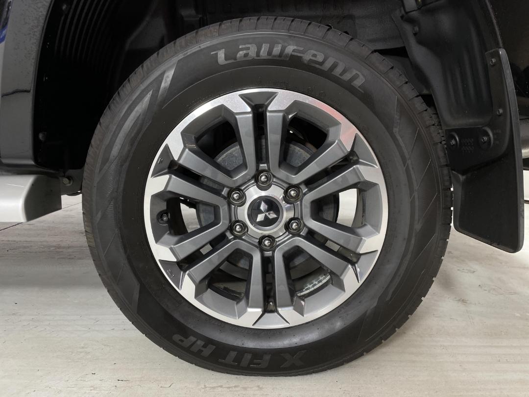 Photo '11' of Mitsubishi Triton