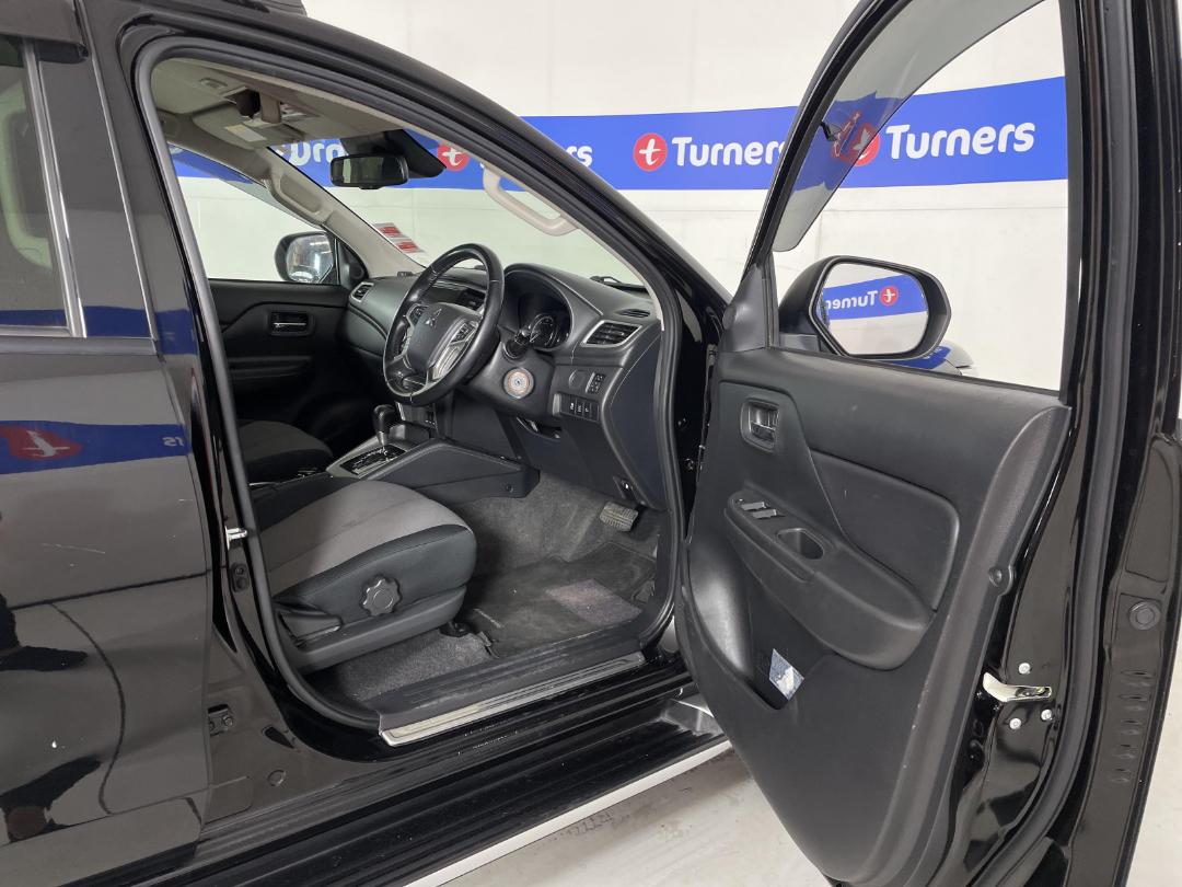 Photo '15' of Mitsubishi Triton