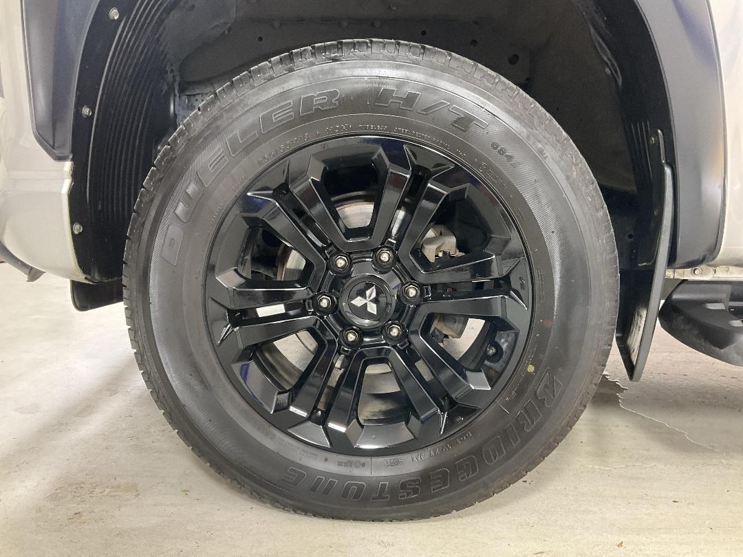 Photo '10' of Mitsubishi Triton