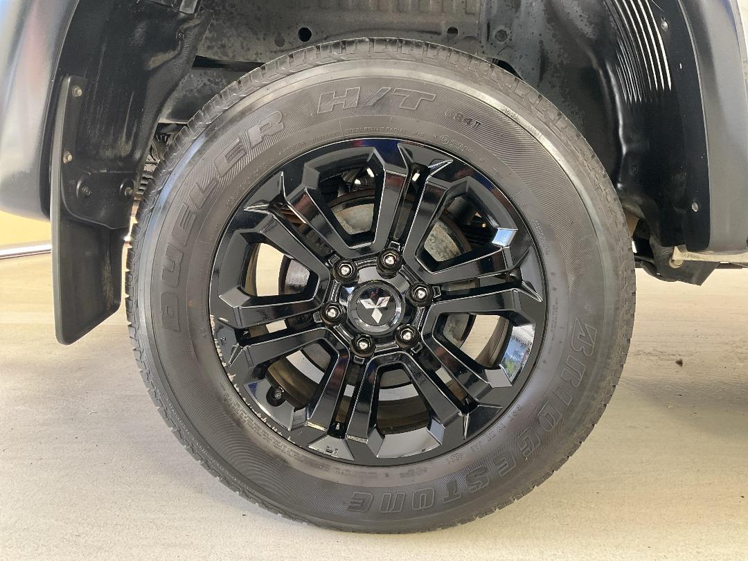 Photo '12' of Mitsubishi Triton