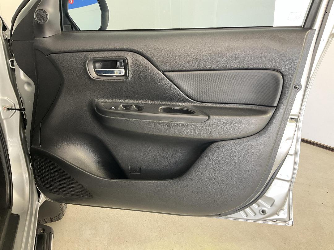 Photo '15' of Mitsubishi Triton