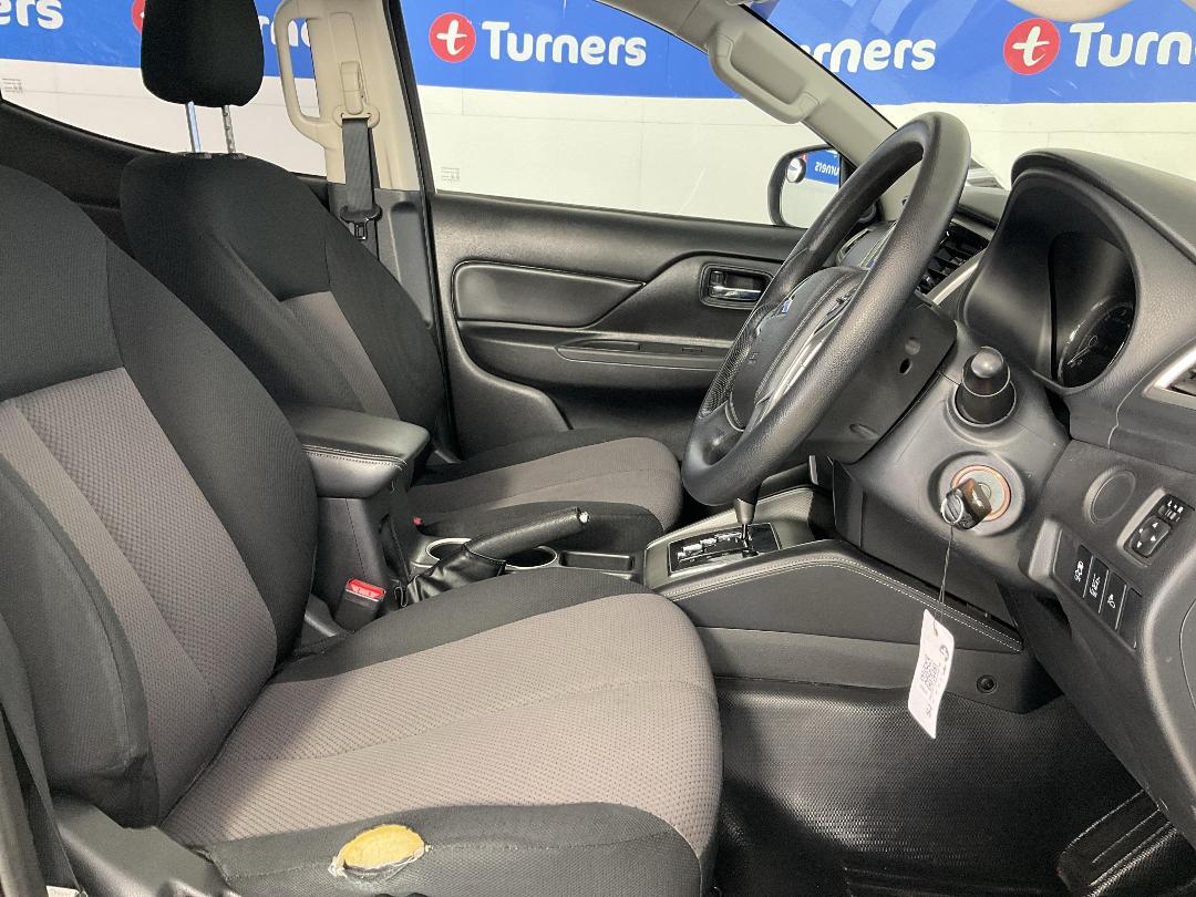 Photo '16' of Mitsubishi Triton