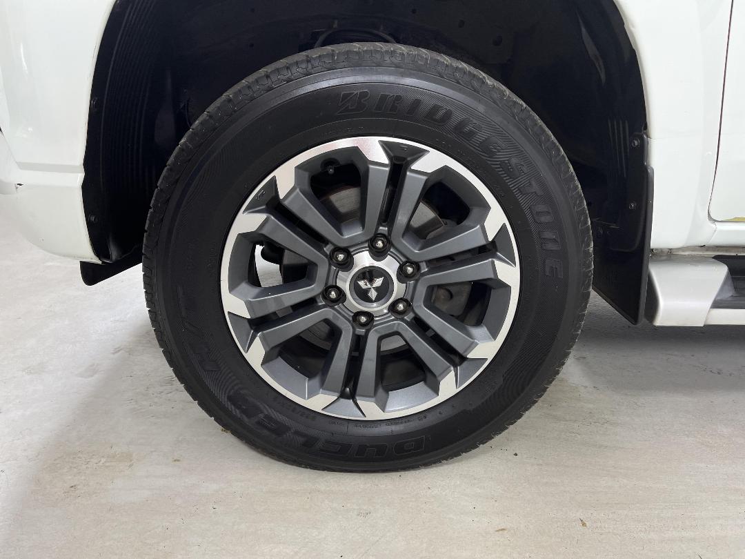 Photo '10' of Mitsubishi Triton