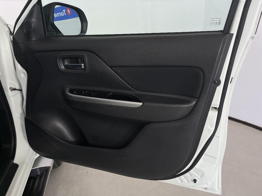 Photo '15' of Mitsubishi Triton