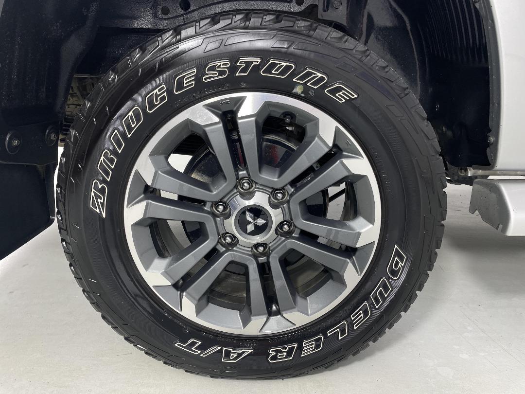 Photo '12' of Mitsubishi Triton