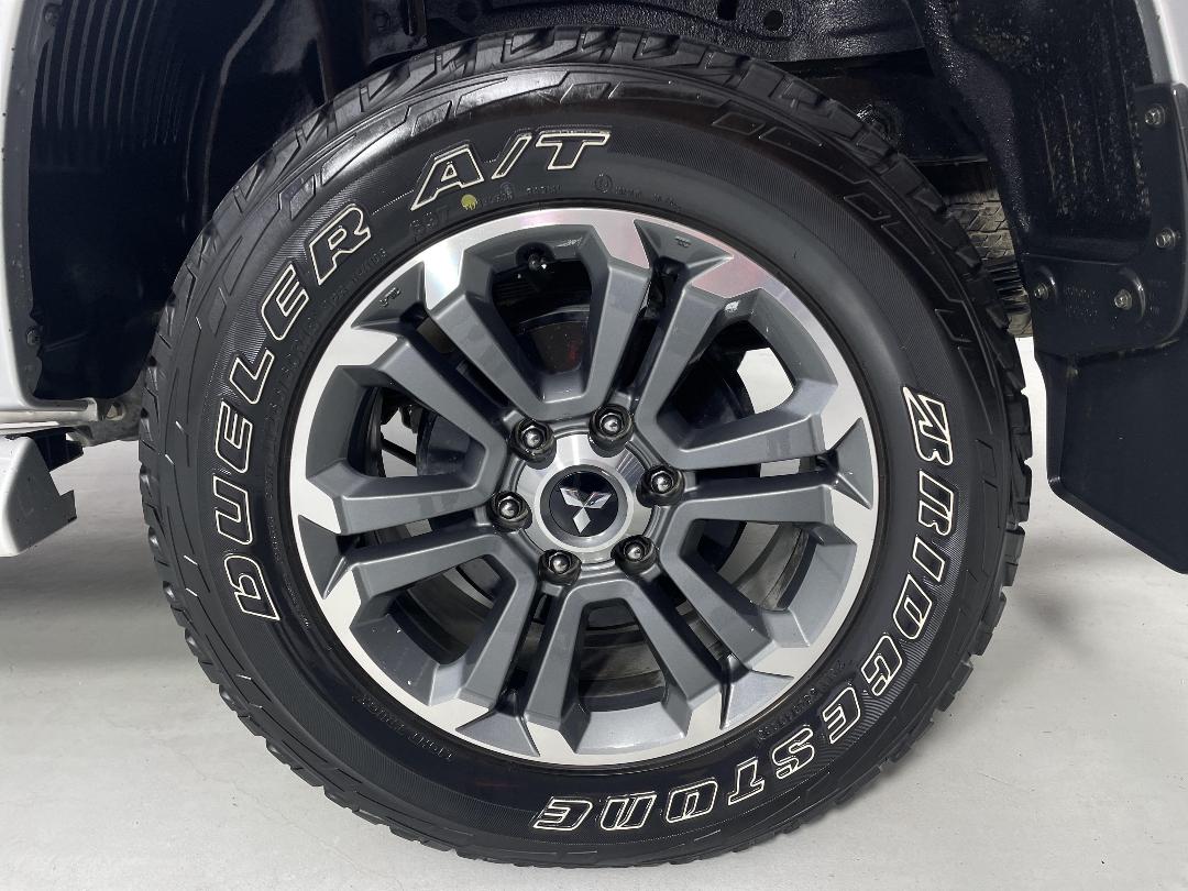 Photo '11' of Mitsubishi Triton