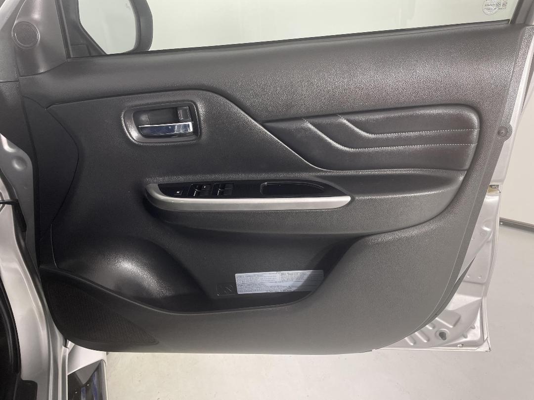 Photo '15' of Mitsubishi Triton