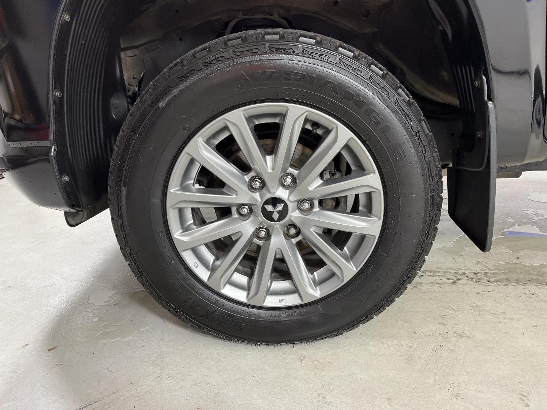 Photo '10' of Mitsubishi Triton