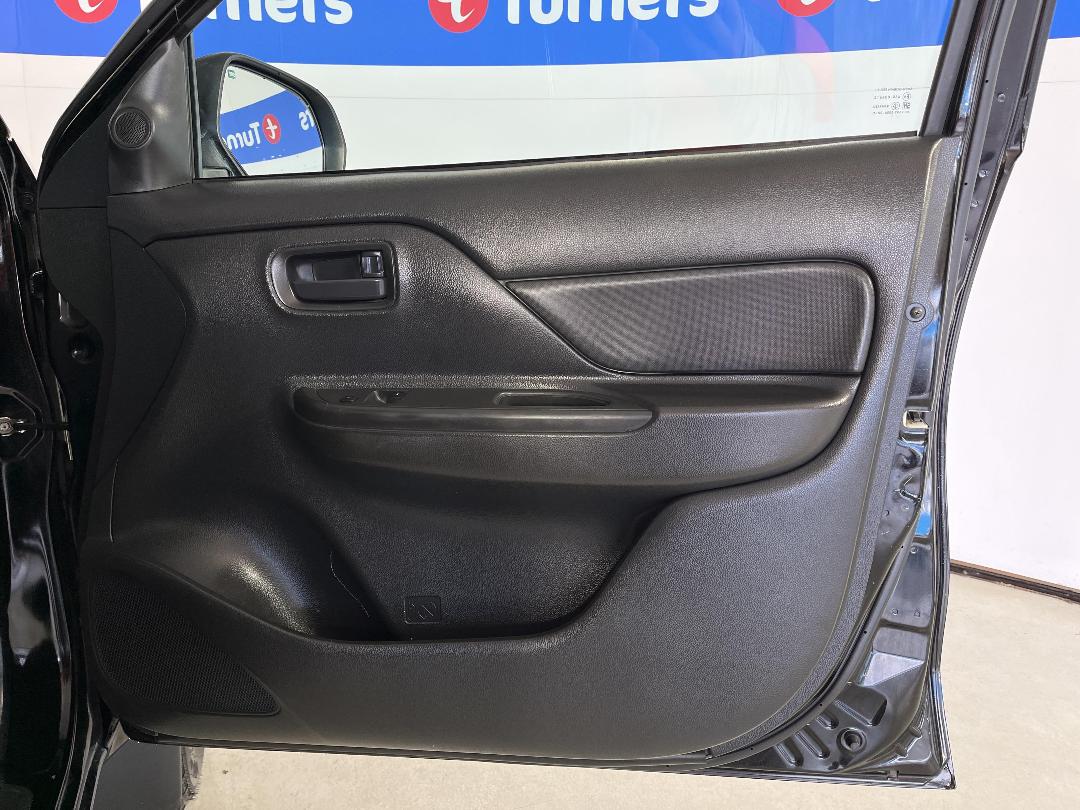 Photo '14' of Mitsubishi Triton