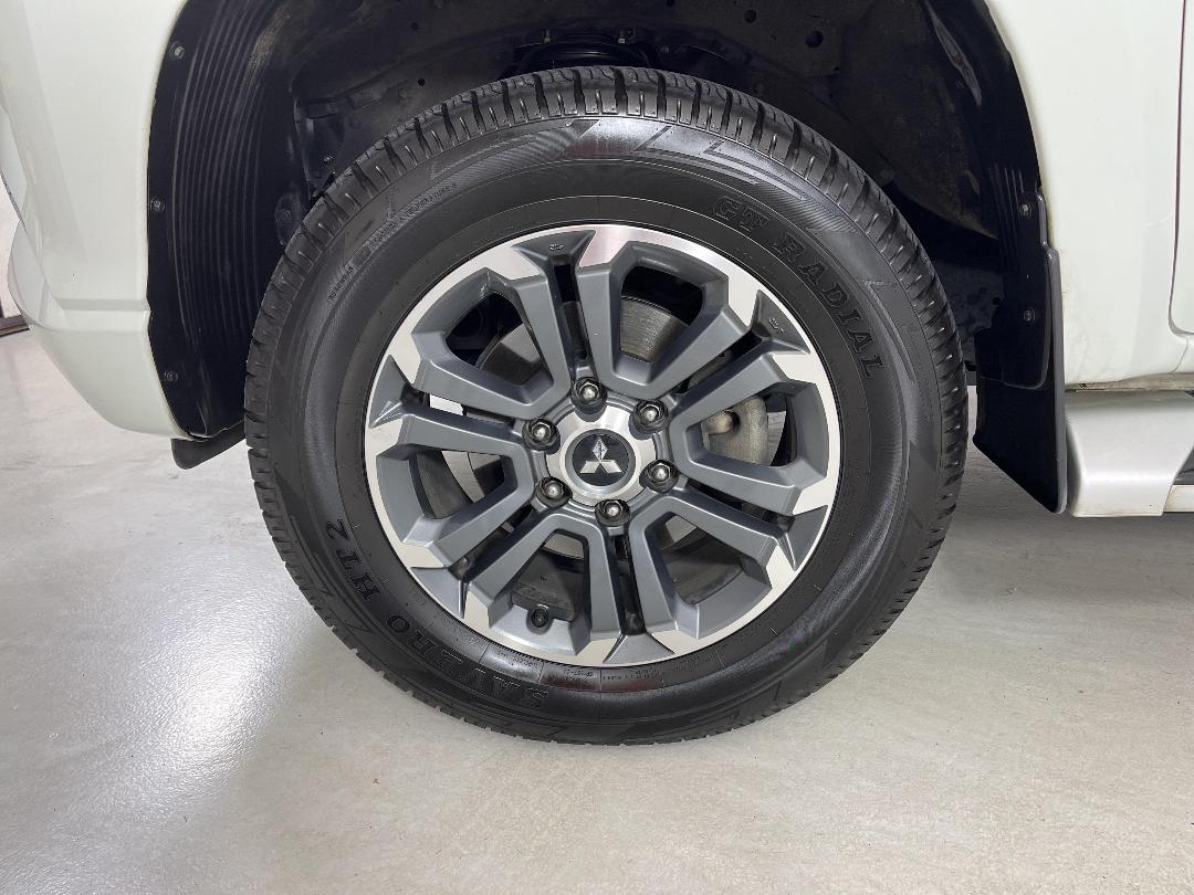 Photo '10' of Mitsubishi Triton